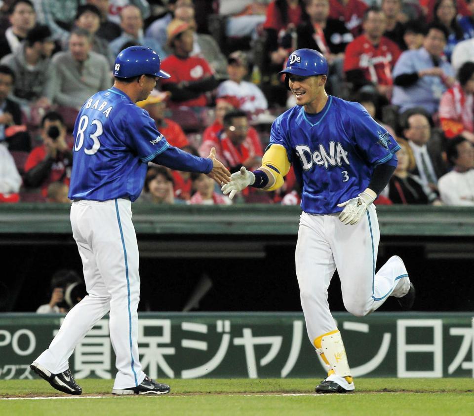 　４回、先制ソロを放ち馬場コーチ（左）と握手を交わしホームへ向かう梶谷