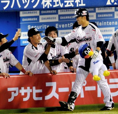 　３回、雄平は右越えにソロを放ち、笑顔でタッチを交わす（撮影・吉澤敬太）
