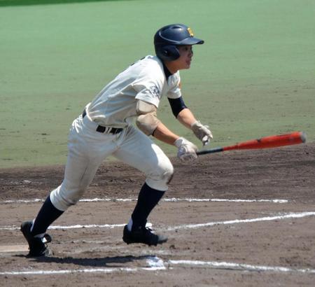 七回、今治西・山内が勝ち越しの２点適時三塁打を放つ