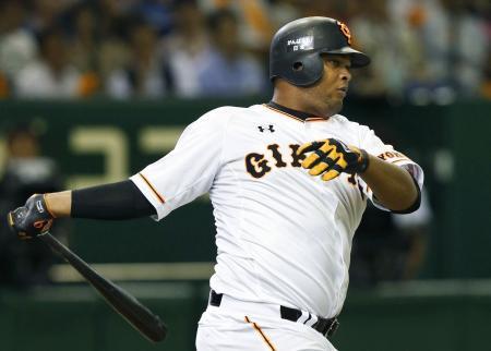 　７回巨人無死二塁、フランシスコが一塁へ先制の内野安打を放つ＝東京ドーム