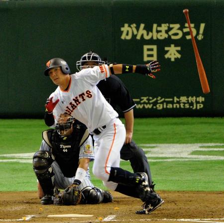 ７回巨人無死、大田泰示は中越え二塁打を放つ＝東京ドーム（撮影・西岡正）