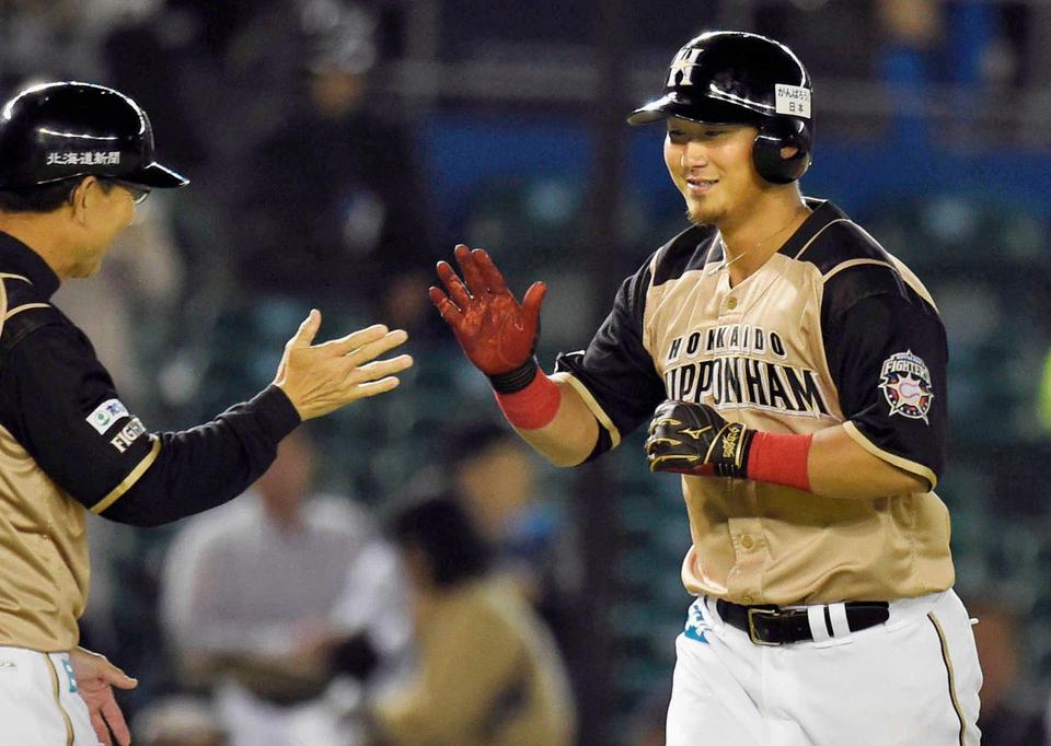 　７回、２ランを放ち、三塁コーチとタッチする中田