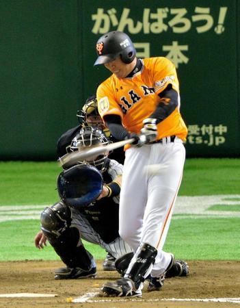 ６回巨人２死一、三塁、代打・金城龍彦は左線に勝ち越し二塁打を放つ＝東京ドーム（撮影・西岡正）