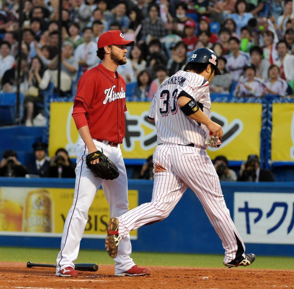 　２回、相手の悪送球で畠山が先制のホームを踏んだが…ヤクルトはその後、ジョンソン（左）を打ちあぐねた（撮影・吉澤敬太）