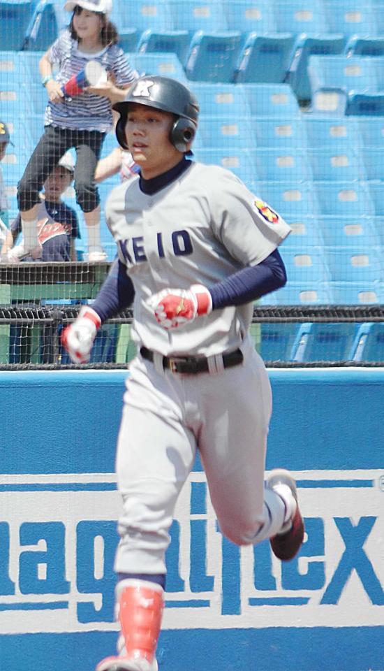 　今季１号の先制３ランを放ち、ホームに向かう慶大・谷田