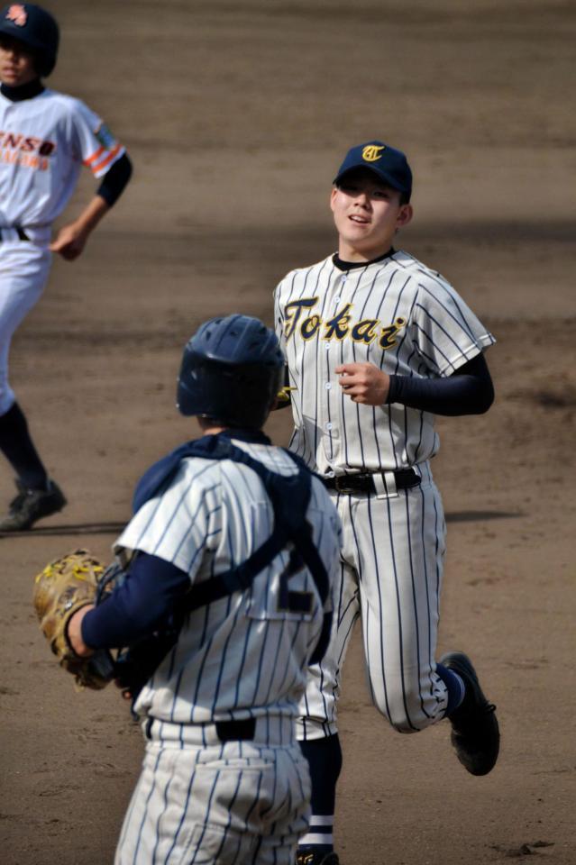７年ぶり９度目の優勝を決め、笑顔で整列に加わる東海大相模・小笠原