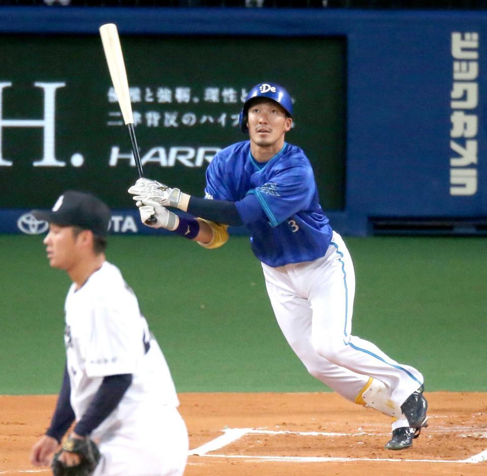 　１回、梶谷が中越えに先制２ランを放つ