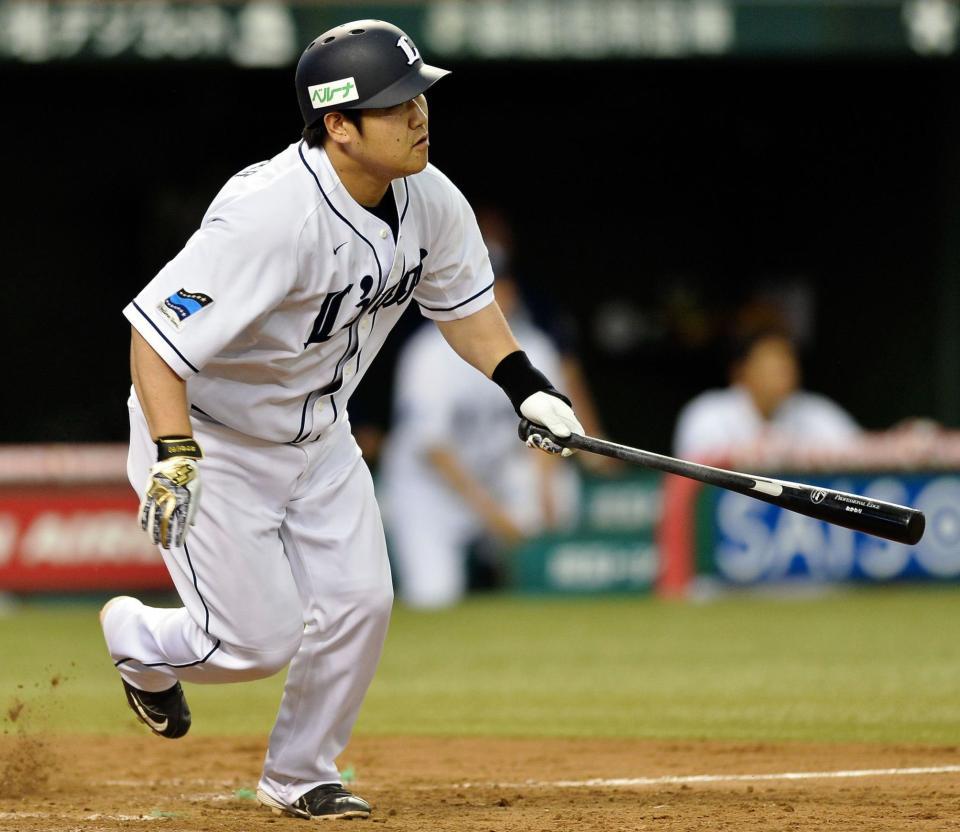 ８回、勝ち越しの適時二塁打を放った中村＝西武プリンスドーム（撮影・園田高夫）