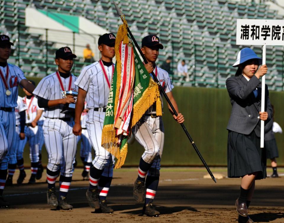 ３年連続の優勝を飾り、閉会式で場内を一周する浦和学院ナイン