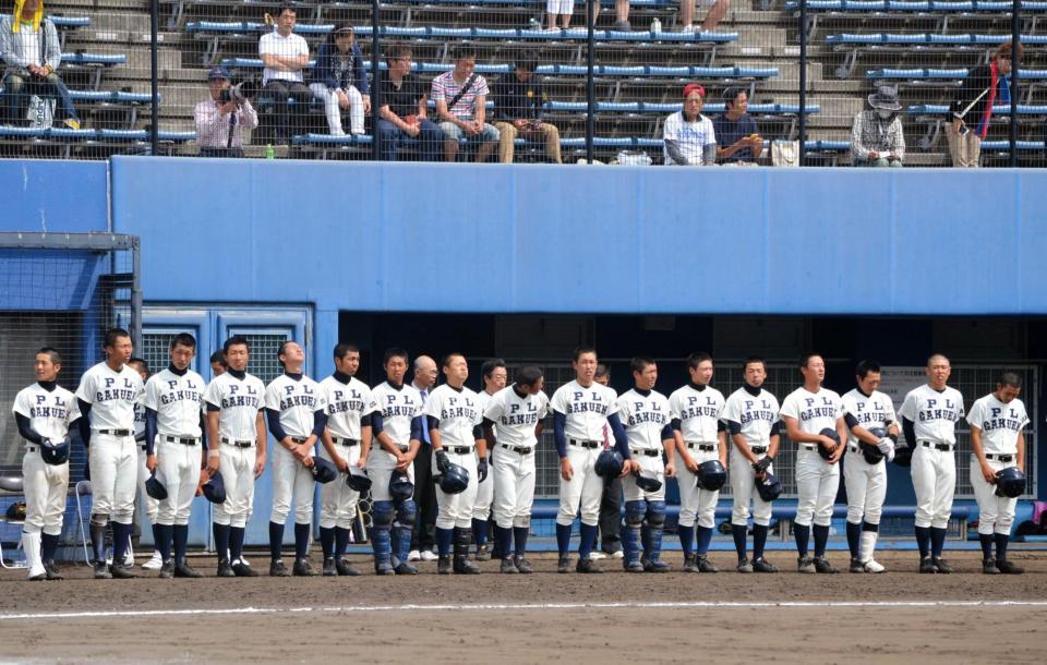 コールド負けを喫し、悔しがるＰＬ学園ナイン