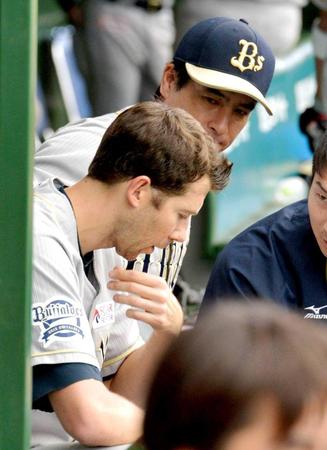 　２回で６失点したバリントンは、ベンチに戻り森脇監督（上）の話を聞く