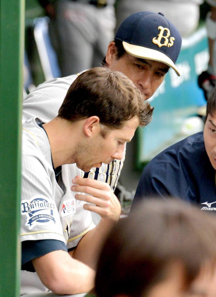 　２回で６失点したバリントンは、ベンチに戻り森脇監督（上）の話を聞く