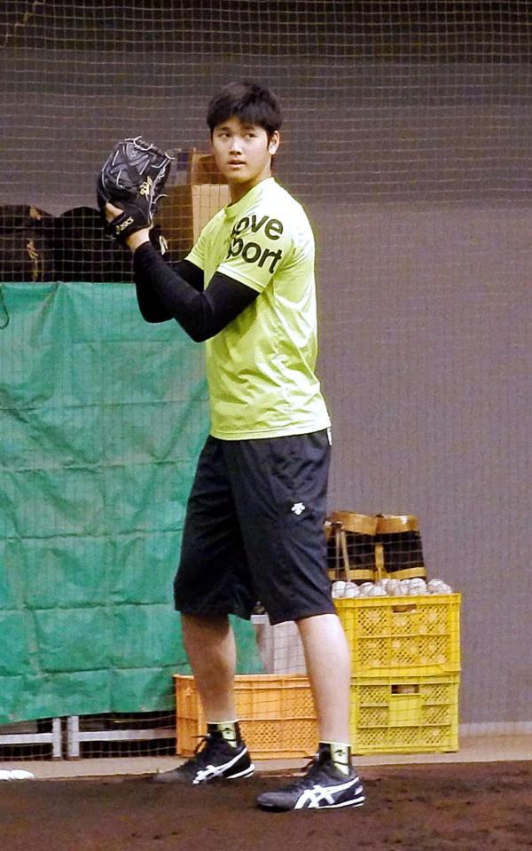 室内練習場で投球練習を行う大谷