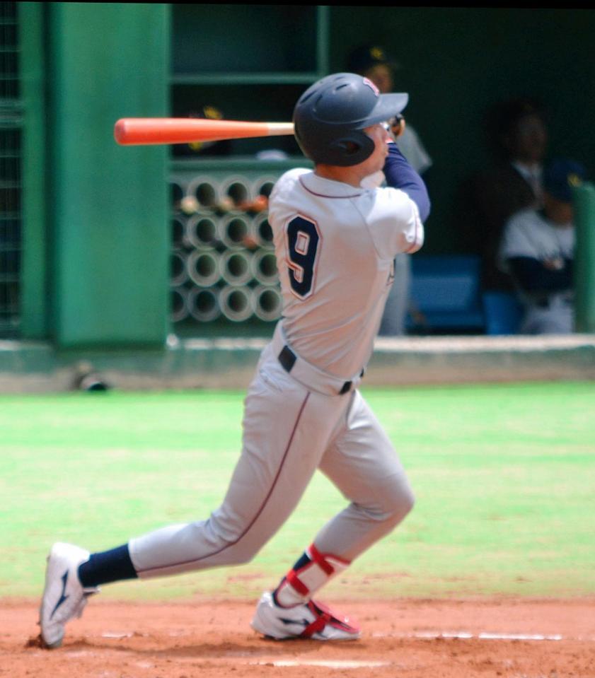 三塁打を放つ立命大・山足