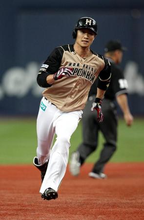 １回表無死、三塁打を放ちベースを回る日本ハム・西川