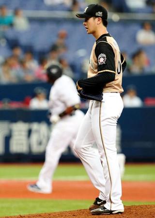 ３回オリックス２死、ブランコに中越え本塁打を打たれた上沢直之＝京セラドーム（撮影・持木克友）