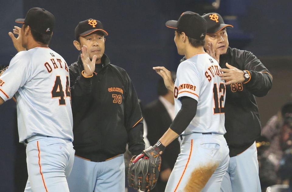 　ＤｅＮＡに競り勝ち、鈴木（右から２人目）らナインを迎える巨人・原監督（右端）＝ハードオフ新潟