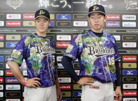 　「Ｂｓ夏の陣２０１５」の特別ユニホームを着用し、ポーズをとるオリックスのＴ-岡田（左）と平野佳＝京セラドーム