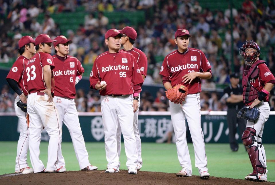 ４回途中、６失点で降板する戸村（右から２人目）。中央は大久保監督＝ヤフオクドーム