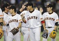 　広島に逆転勝ちし、タッチを交わす堂上（中央）ら巨人ナイン＝東京ドーム