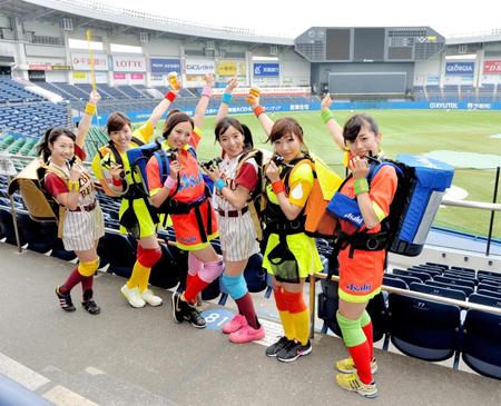 　ポーズを決める「マリーンズ　カンパイガールズ」（左から）朝倉なおこ、平山美紗樹、今井さやか、大宮愛香、外塚歩、前田美里（撮影・西岡正）