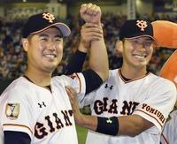 　広島に連勝し、喜ぶ巨人・大田（右）と大竹＝東京ドーム