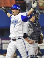 　７回、勝ち越し２ランを放ち、両手を上げて生還するＤｅＮＡ・石川。捕手松井雅＝横浜