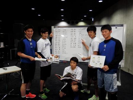 選手会が製作する動物絵本の会議を行う日本ハム・吉川（左から）、鍵谷、中島、増井、大野