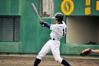 勝ち越しタイムリーを放った龍谷大平安の１年生・岡田