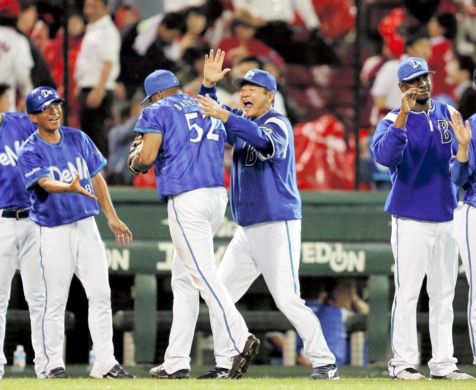 試合後、殊勲打を放ったバルディリスを手荒く迎える中畑監督（中央）＝撮影・出月俊成