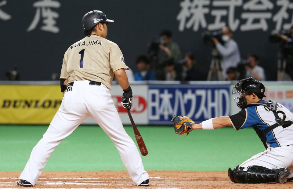 　７回オリックス２死満塁、好機に見逃し三振に倒れた中島。捕手大野＝札幌ドーム