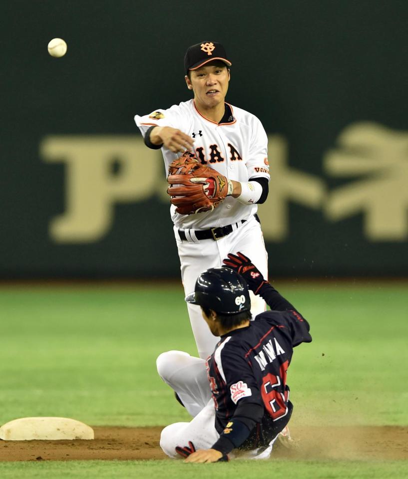 ９回１死一塁、打者雄平で遊撃手・坂本（上）が代走三輪（下）を二封、一塁へ送球して併殺打とする＝東京ドーム