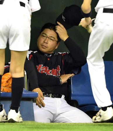 ７回、苦しい試合展開に険しい表情を見せる真中監督＝東京ドーム