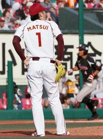 　９回、荻野に本塁打を浴びた松井裕＝コボスタ宮城