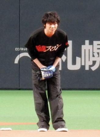 ５月３０日公開の「新宿スワン」に主演・綾野剛が日本ハム対オリックス戦（札幌ドーム）で始球式を務めた