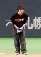 ５月３０日公開の「新宿スワン」に主演・綾野剛が日本ハム対オリックス戦（札幌ドーム）で始球式を務めた