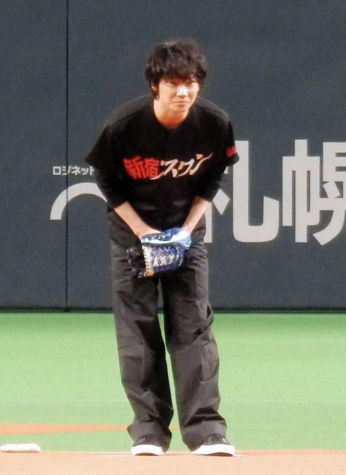 ５月３０日公開の「新宿スワン」に主演・綾野剛が日本ハム対オリックス戦（札幌ドーム）で始球式を務めた