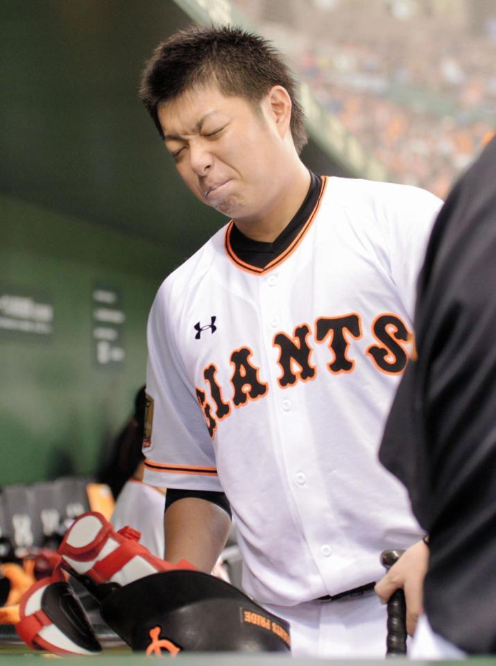 ８回２失点で交代となり、悔しげな表情でベンチ裏に下がる巨人・高木勇人＝東京ドーム（撮影・吉澤敬太）