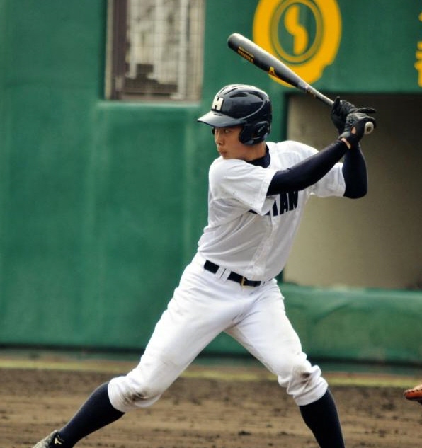 決勝でも２安打の活躍を見せた流行第平安の１年生・岡田＝わかさスタジアム京都