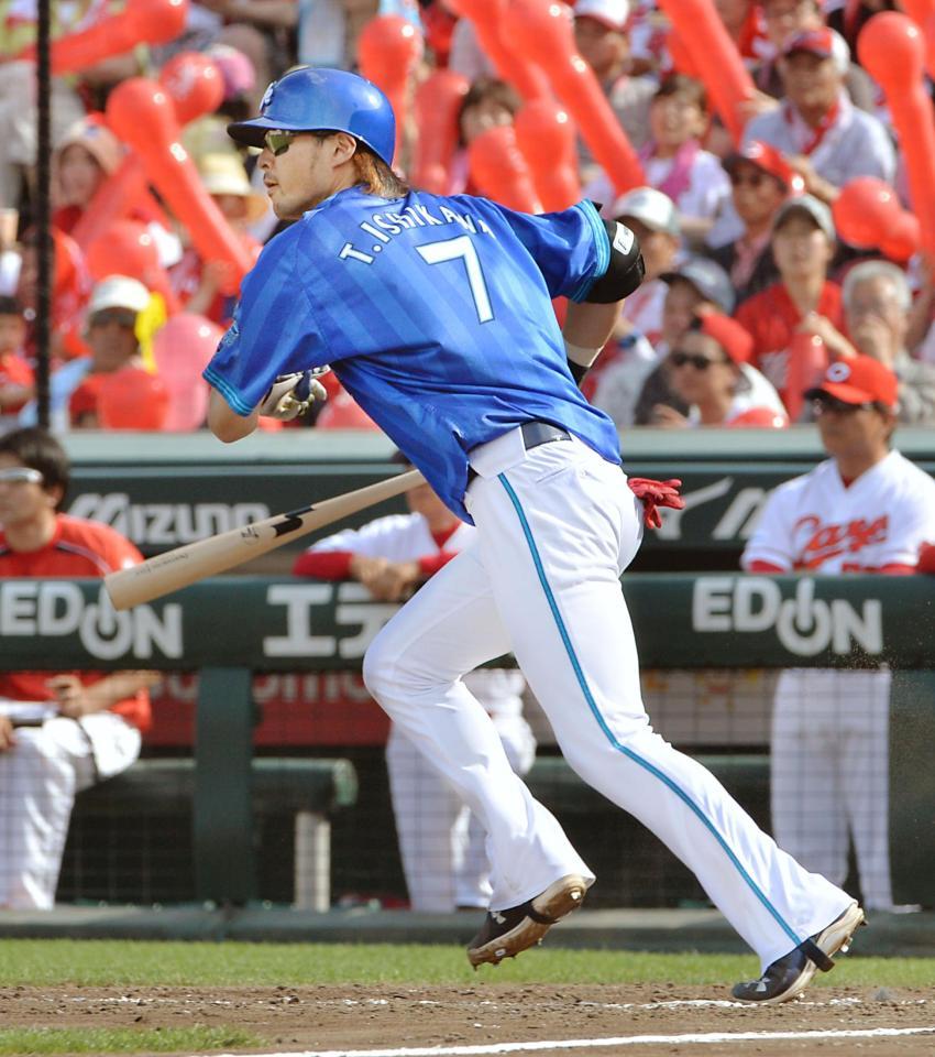 　７回２死一、二塁、石川が中前に適時打を放つ＝マツダ