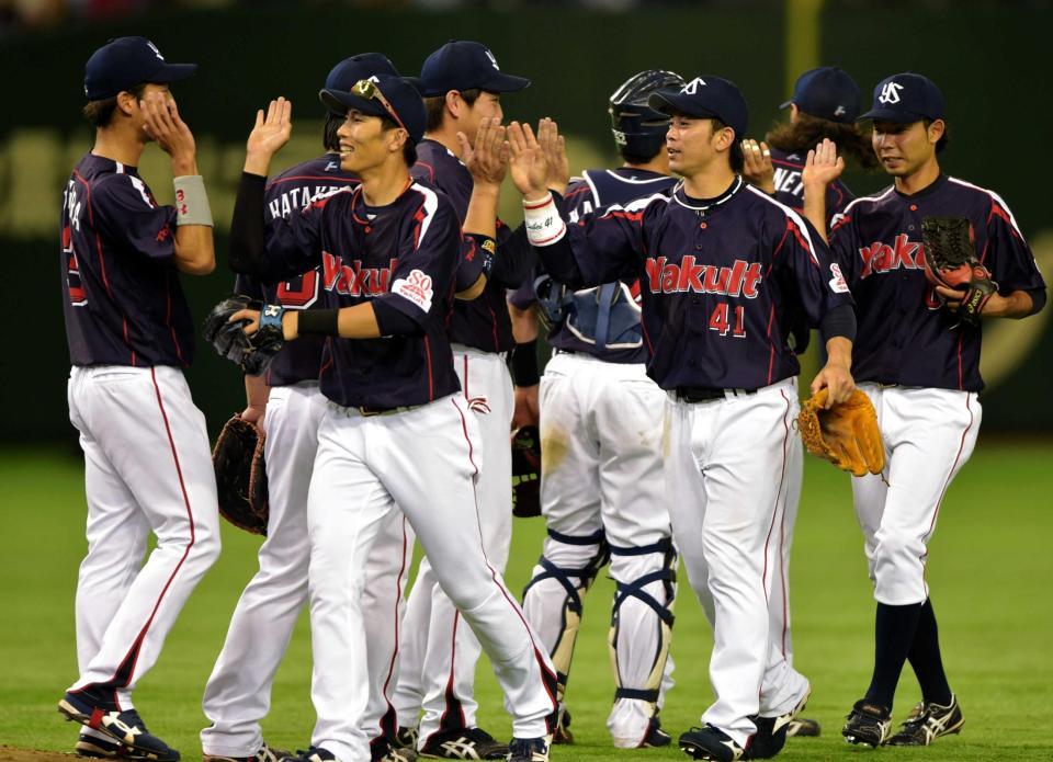 　連敗を９で止め、笑顔でタッチを交わす上田（左から２人目）、雄平（中央）らヤクルトナイン（撮影・吉澤敬太）