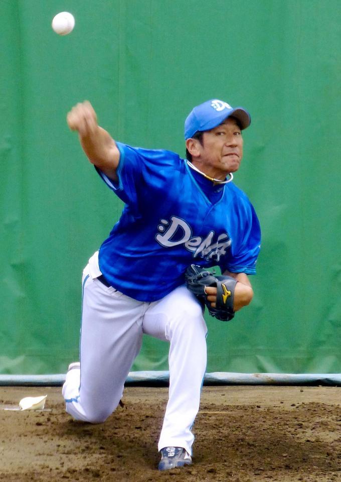 ブルペンで調整する三浦