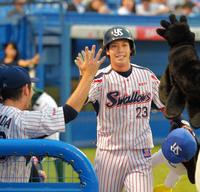 １回、同点ソロを放ち迎えられる山田（撮影・堀内翔）