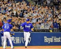 ５回ＤｅＮＡ無死、筒香は右越えに２打席連続のソロを放ち、喜ぶＤｅＮＡファンを背にダイヤモンドを回る＝神宮（撮影・吉澤敬太）