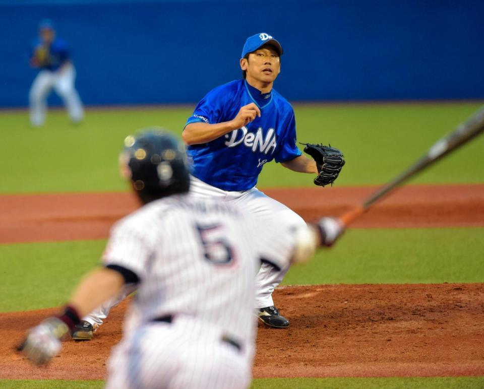 １回ヤクルト２死、川端を二塁ゴロに仕留めるＤｅＮＡ・三浦＝神宮（撮影・吉澤敬太）