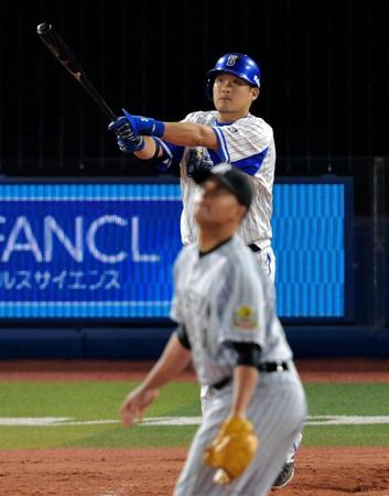 ５回、筒香は右越えに３ランを放つ。投手・サンティアゴ（撮影・吉澤敬太） 
