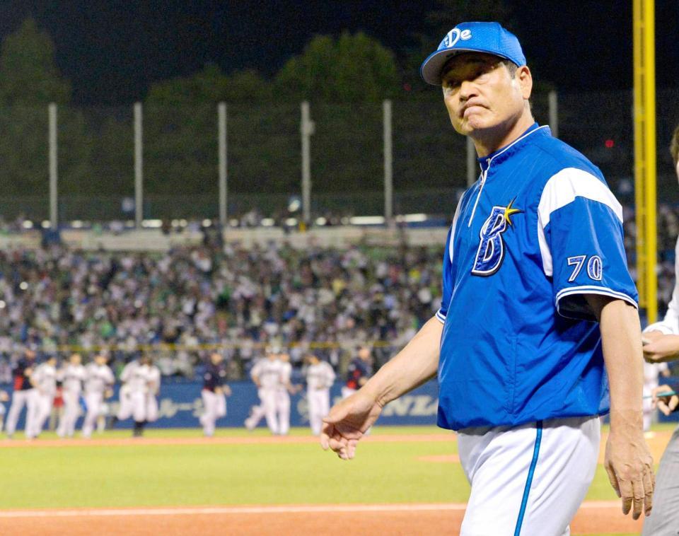 　サヨナラ勝利に沸くヤクルトナインを横目に引き揚げる中畑監督（撮影・吉澤敬太）