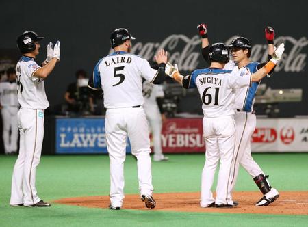 　２回、満塁本塁打を放ち、（左から）浅間、レアード、杉谷に迎えられる日本ハム・西川＝札幌ドーム