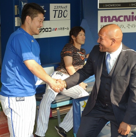 練習時、球場に訪れたラミレス（右）と握手するＤｅＮＡ・筒香＝横浜スタジアム（撮影・吉澤敬太）