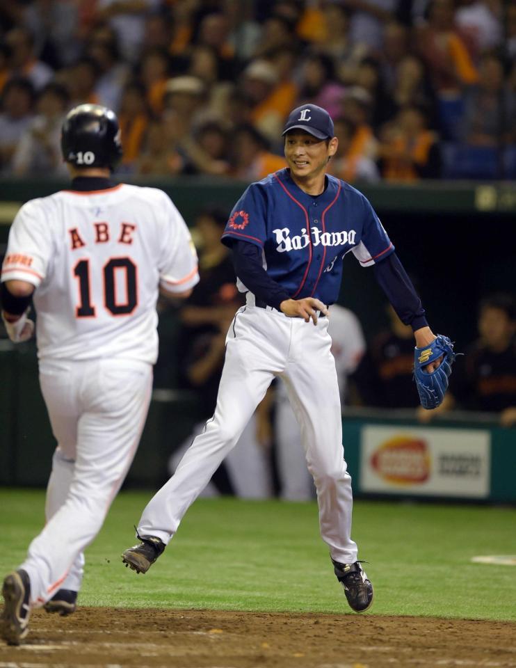 　４回、片岡に２点適時二塁打を浴びた西口。左は生還する二走・阿部